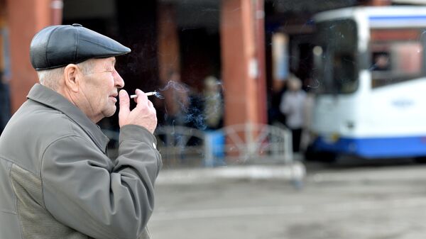 Курящий пожилой мужчина. Архивное фото - Sputnik Кыргызстан