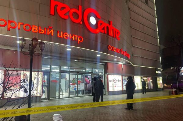В Бишкеке эвакуируют людей из торгового центра &quot;Red Centre&quot; - Sputnik Кыргызстан