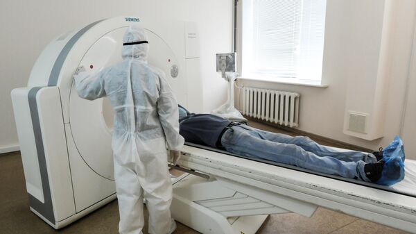 Медицинский работник готовит пациента к проведению компьютерной томографии. Архивное фото - Sputnik Кыргызстан