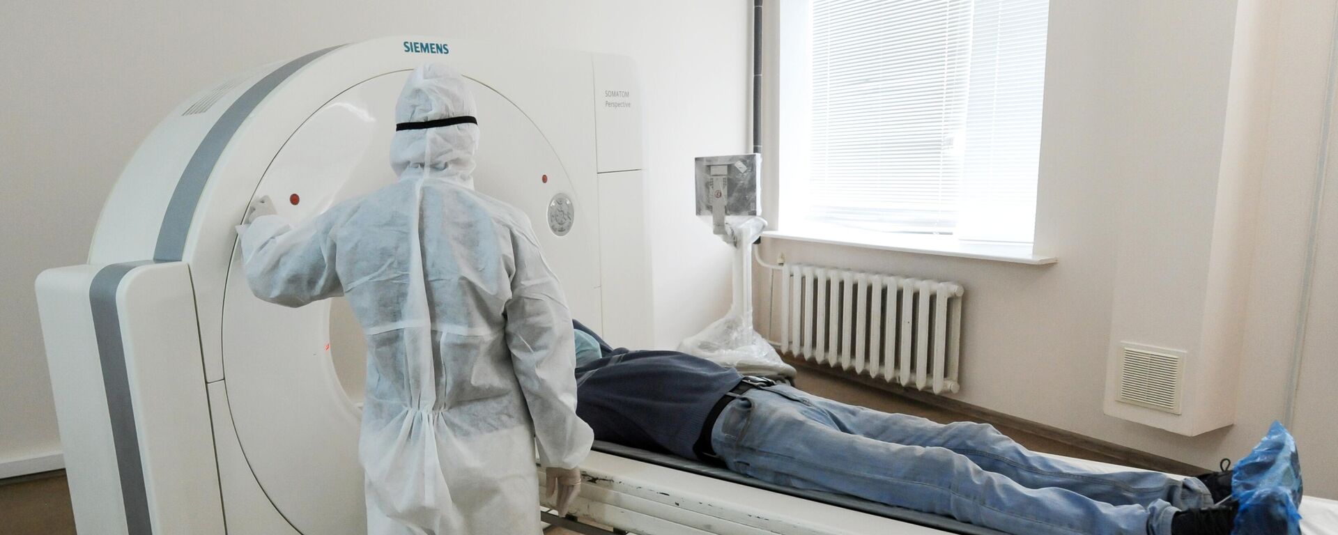 Медицинский работник готовит пациента к проведению компьютерной томографии. Архивное фото - Sputnik Кыргызстан, 1920, 31.01.2022