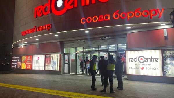 Сотрудники милиции у торгового центра Red Centre, где было сообщение о заложенной бомбе - Sputnik Кыргызстан