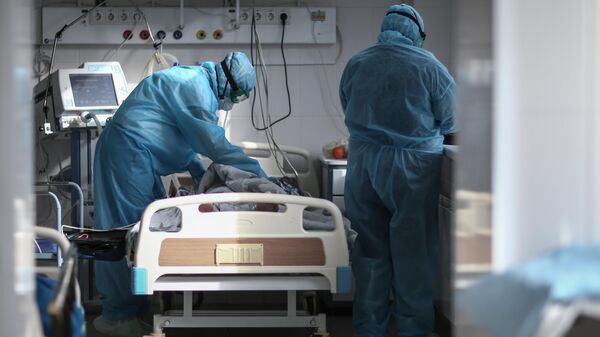 Медицинские работники у пациента в реанимационном отделении. Архивное фото - Sputnik Кыргызстан