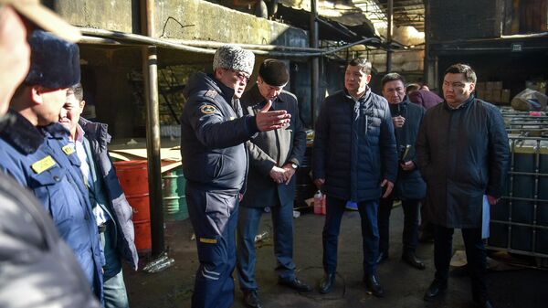 Мэр Бишкека Айбек Джунушалиев провел выездное совещание на складе на пересечении улицы Тимирязева и проспекта Жибек Жолу - Sputnik Кыргызстан