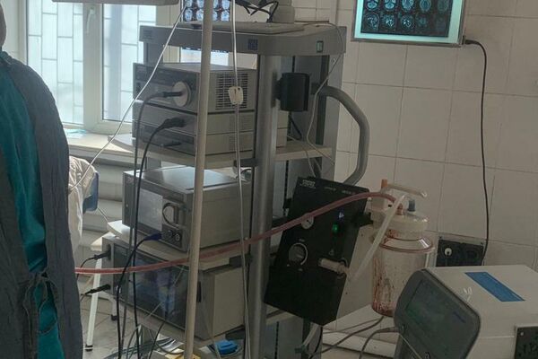 Новое нейрохирургическое оборудование — эндоскопическая стойка с набором — закуплено по линии проекта &quot;Экстренное реагирование на COVID-19&quot;, финансируемого Всемирным банком - Sputnik Кыргызстан