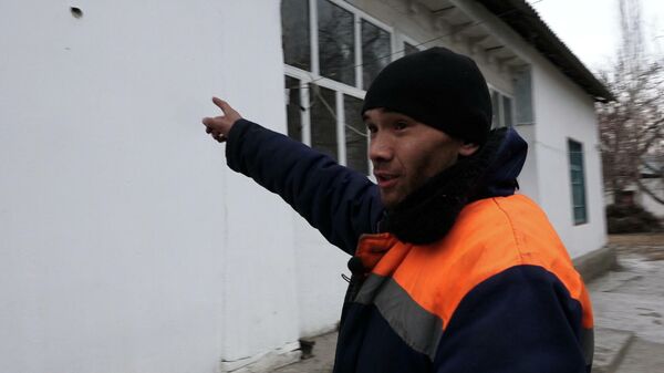 Снаряд түшүп талкаланган үйлөр. Кагылыштын очогу Көк-Таштагы абал видеодо - Sputnik Кыргызстан