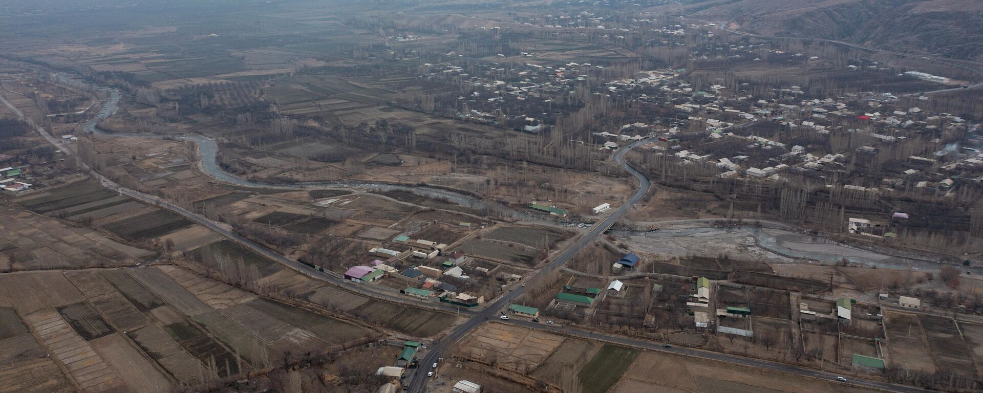 Вид с дрона на местность Торт-Кочо Баткенского района Баткенской области КР - Sputnik Кыргызстан, 1920, 01.02.2022