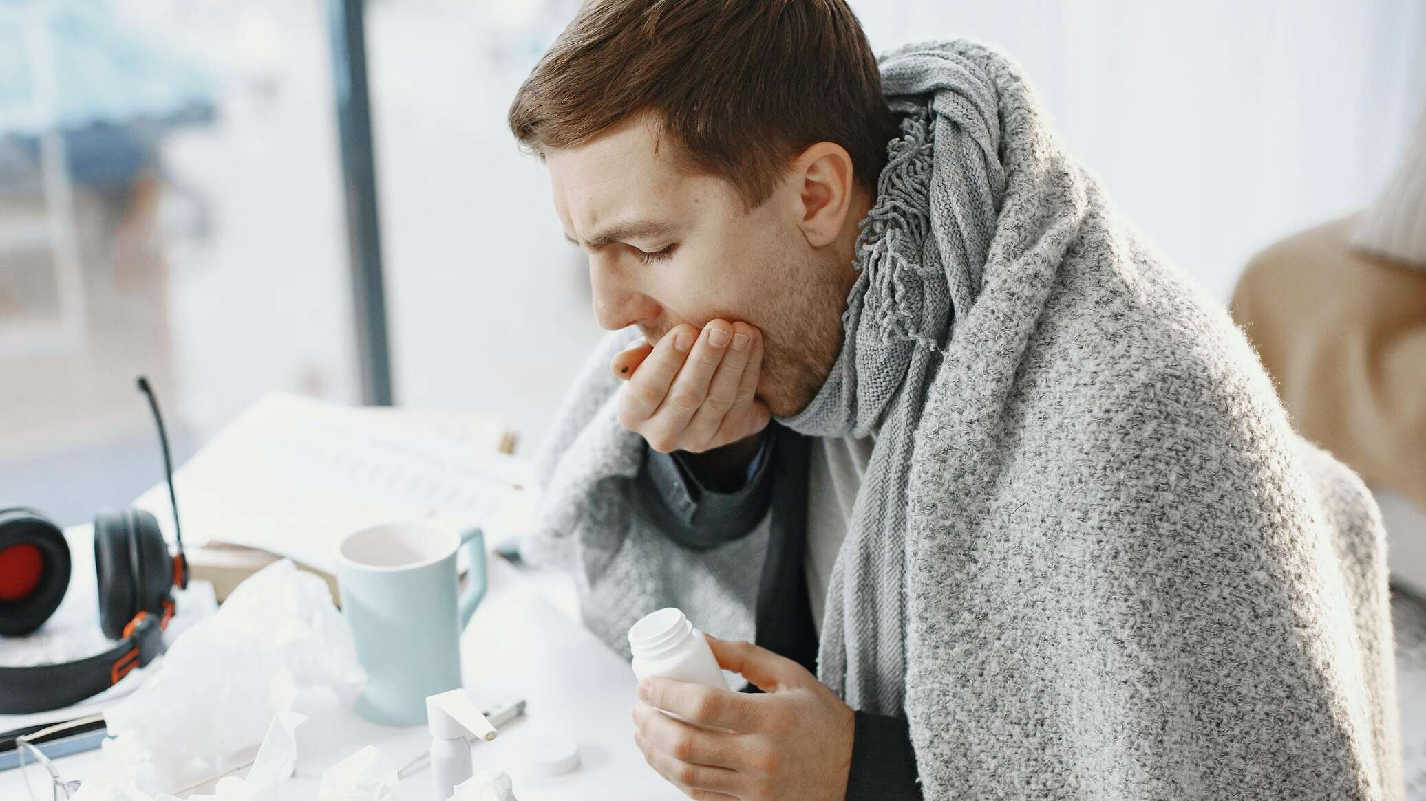 Работа во время болезни. Болеющий человек кашель. Почему пневмонией болеют зимой. Почему во время болезни.
