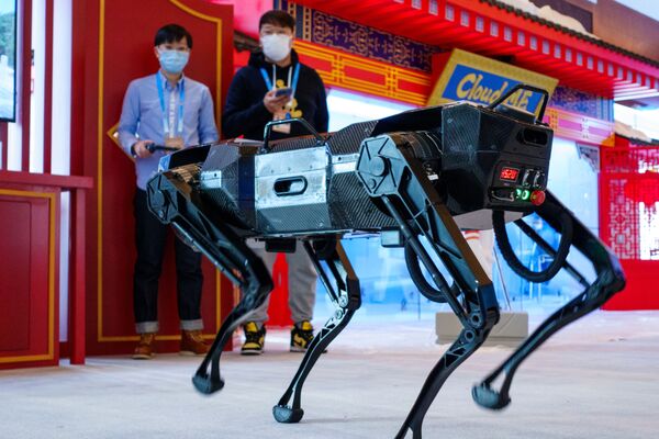 Робот-собака на территории пресс-центра зимних Олимпийских игр  - Sputnik Кыргызстан