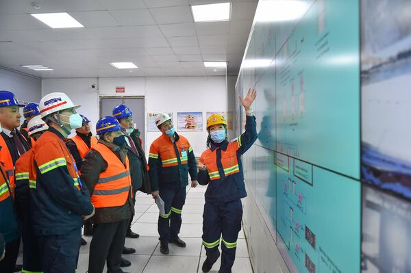 Жапарову показали центр управления (диспетчерскую) комплекса, а также технологию добычи руды - Sputnik Кыргызстан