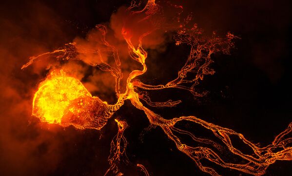 Исландиядагы &quot;Тозоктун түбү&quot;. Фотограф жанар тоону тарткан сүрөтүнө ушундай ат берген - Sputnik Кыргызстан