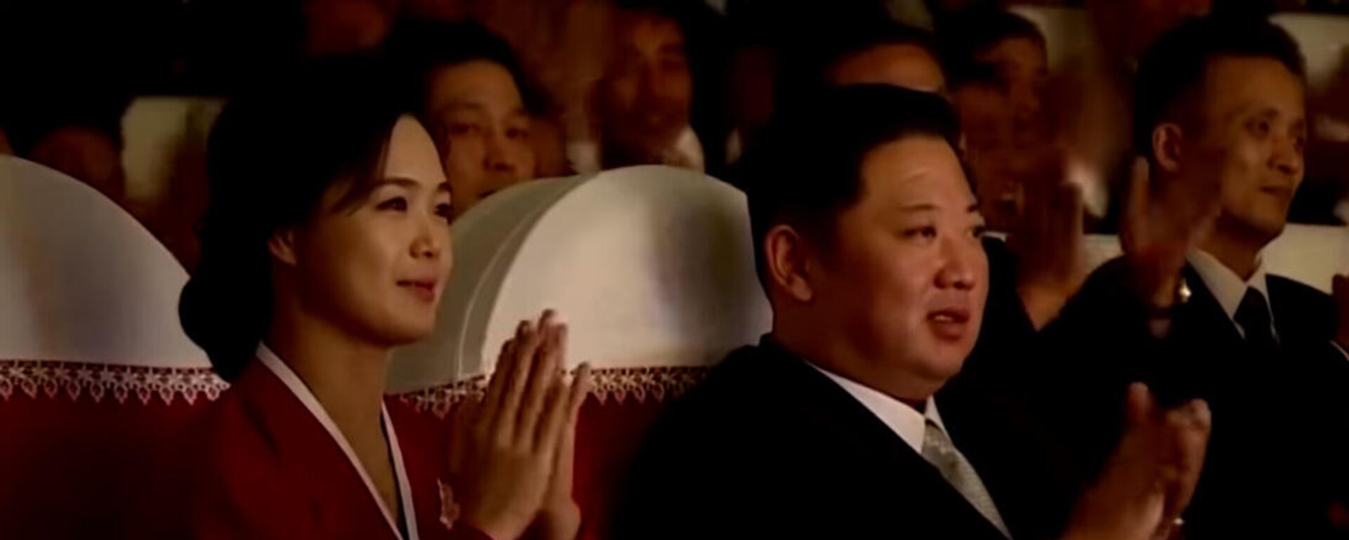 Ким Чен Ындын жубайы көптөн бери эл алдына биринчи ирет чыкты. Видео - Sputnik Кыргызстан, 1920, 04.02.2022