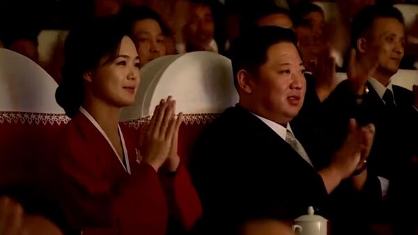 Жена Ким Чен Ына появилась на публике впервые за долгое время. Видео - Sputnik Кыргызстан