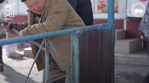 Ошто тротуарды бөгөп калган самсакана, тосмолор алып салынды. Видео - Sputnik Кыргызстан