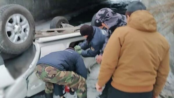 Упавший с моста на Иссык-Куле Toyota Land Cruiser  - Sputnik Кыргызстан
