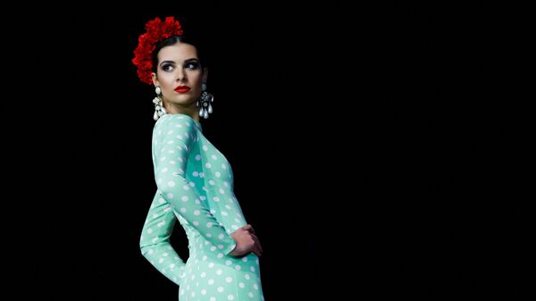 Модель во время Международного показа мод фламенко SIMOF в Севилье, Испания - Sputnik Кыргызстан