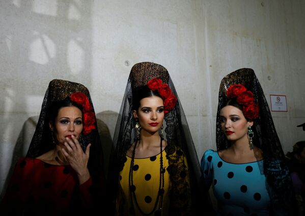 Расцветка платьев традиционно яркая - Sputnik Кыргызстан