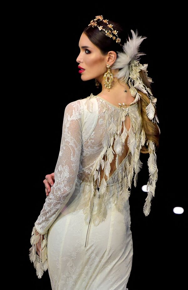 Модель на международном показе мод фламенко SIMOF в Севилье - Sputnik Кыргызстан