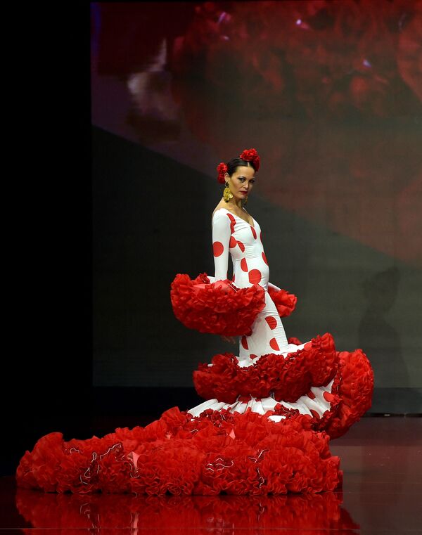 Модель на международном показе мод фламенко SIMOF в Севилье - Sputnik Кыргызстан