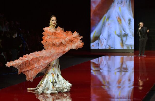 Главным &quot;атрибутом&quot; фламенко являются яркие и длинные платья в традиционном андалузском стиле, называемые bata de cola - Sputnik Кыргызстан
