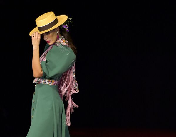 Платья для фламенко украшены оборками и воланами, &quot;игра&quot; с которыми является обязательной частью танца - Sputnik Кыргызстан