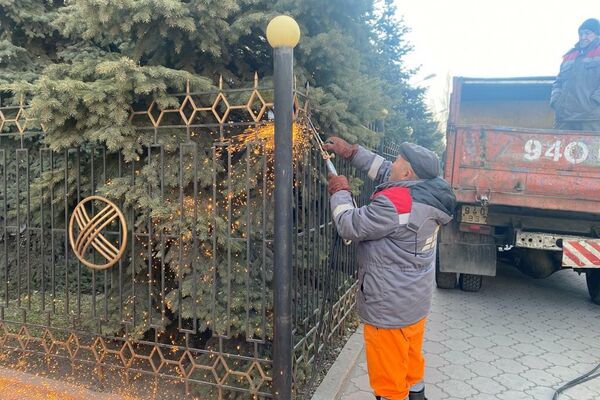 Мэрия Бишкека демонтировала ограждения возле Академии государственного управления при президенте КР и профессионального лицея № 98 - Sputnik Кыргызстан