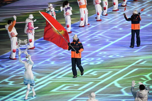 Кыргызстан представляет лишь один спортсмен — горнолыжник Максим Гордеев. Он пронес флаг Кыргызской Республики. - Sputnik Кыргызстан