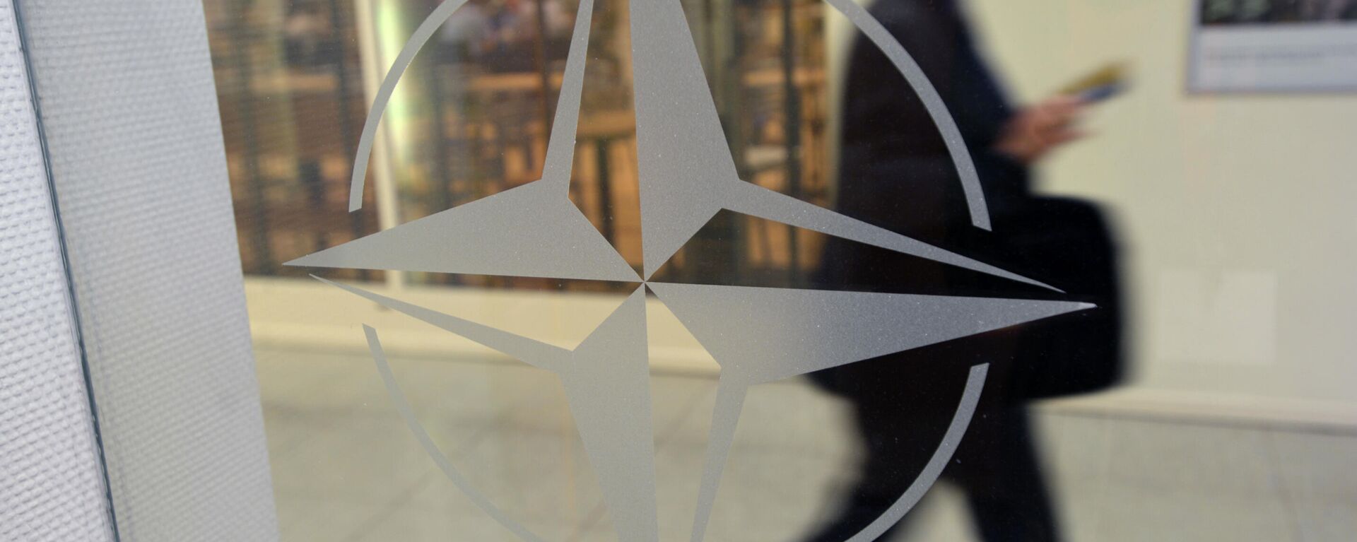 Брюсселдеги штаб-квартирасында НАТОнун эмблемасы. Архив - Sputnik Кыргызстан, 1920, 28.12.2022