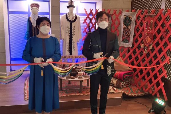В мультикультурном музее Сеула открылся кыргызский уголок по случаю 30-й годовщины установления дипломатических отношений между Кыргызстаном и Южной Кореей - Sputnik Кыргызстан