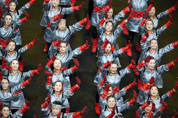 Особенность церемонии в том, что профессиональных актеров, певцов и танцоров при выступлении заменили школьники, студенты и обычные жители Пекина и провинции Хэбэй - Sputnik Кыргызстан