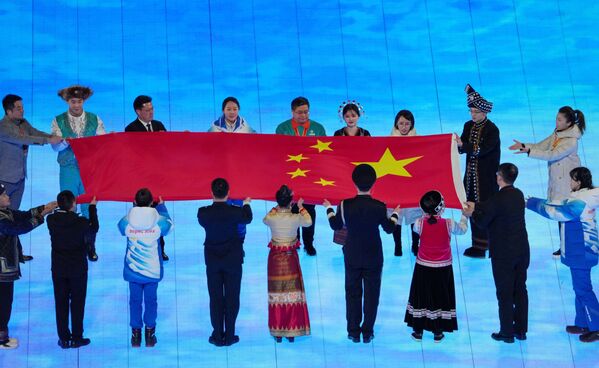 Без выноса флага хозяйки — страны Игр не обходится ни одна церемония открытия - Sputnik Кыргызстан