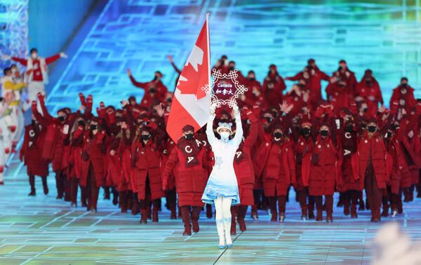 На примере олимпийской сборной Канады можно увидеть, как выходили команды стран-участниц. Все в масках. - Sputnik Кыргызстан