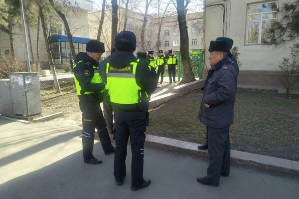 На месте дежурят патрульные, двери министерства закрыты - Sputnik Кыргызстан