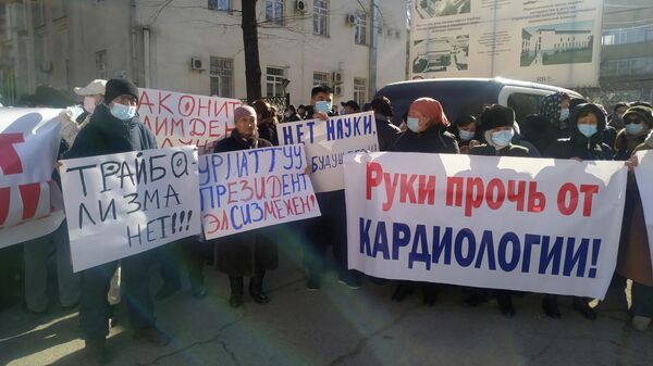Митинг с требованием отставки министра Алымкадыра Бейшеналиева в Бишкеке - Sputnik Кыргызстан