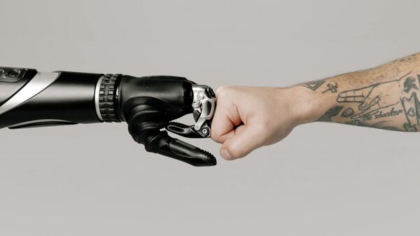 Руки робота и человека. Иллюстративное фото - Sputnik Кыргызстан