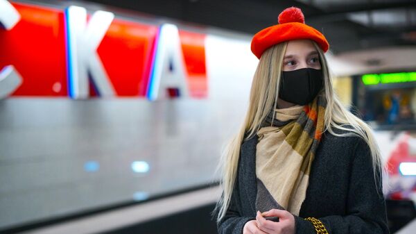 Девушка в маске на станции Московского метрополитена. Архивное фото - Sputnik Кыргызстан