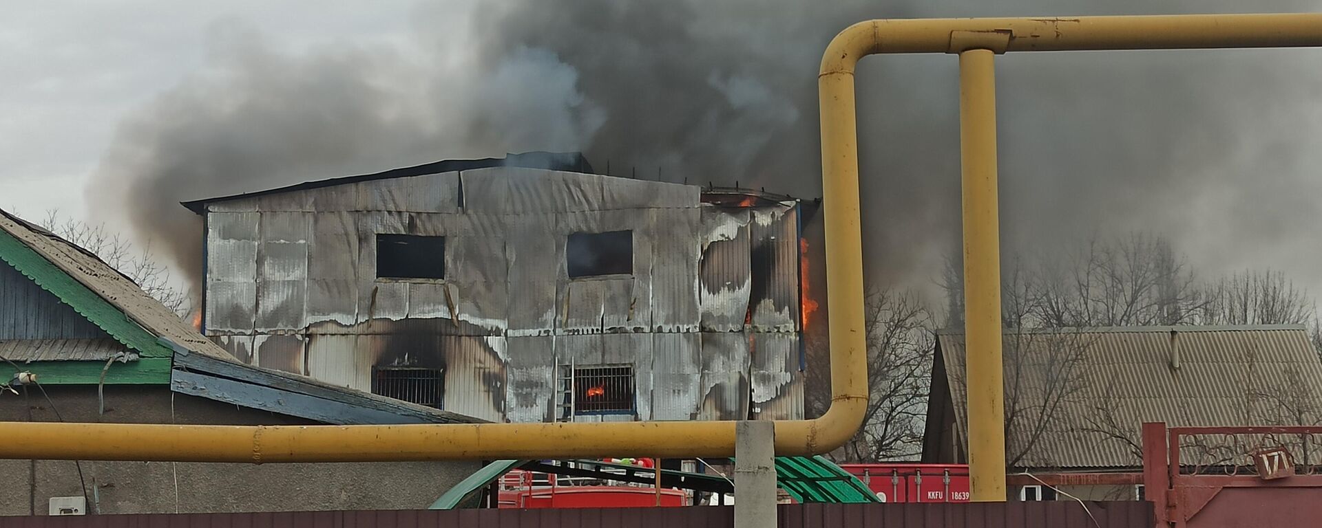 Крупный пожар на складе в Бишкеке - Sputnik Кыргызстан, 1920, 06.02.2022