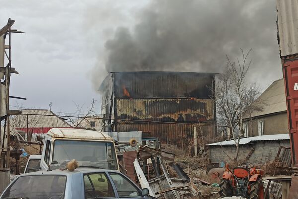 В пресс-службе МЧС сказали, что огонь вспыхнул примерно в 14:00 - Sputnik Кыргызстан