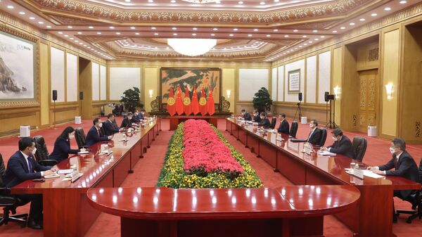 Президент Кыргызстана Садыр Жапаров во время встречи с председателем КНР Си Цзиньпинем в Пекине - Sputnik Кыргызстан