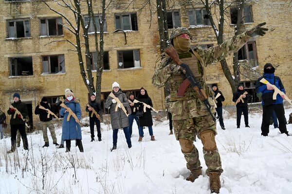 Военный инструктор и гражданские лица во время тренировки добровольческих формирований в Киеве (Украина) - Sputnik Кыргызстан