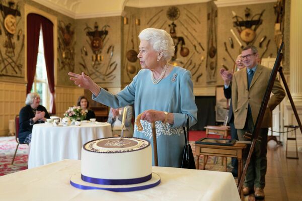 Королева Великобритании Елизавета II готовится разрезать торт по случаю 70-летия со дня восшествия на престол. Она стала королевой 6 февраля 1952 года, в день смерти отца — короля Георга VI. Елизавета, которой в этом году исполнится 96 лет, стала первым британским монархом, отмечающим платиновый юбилей правления. - Sputnik Кыргызстан