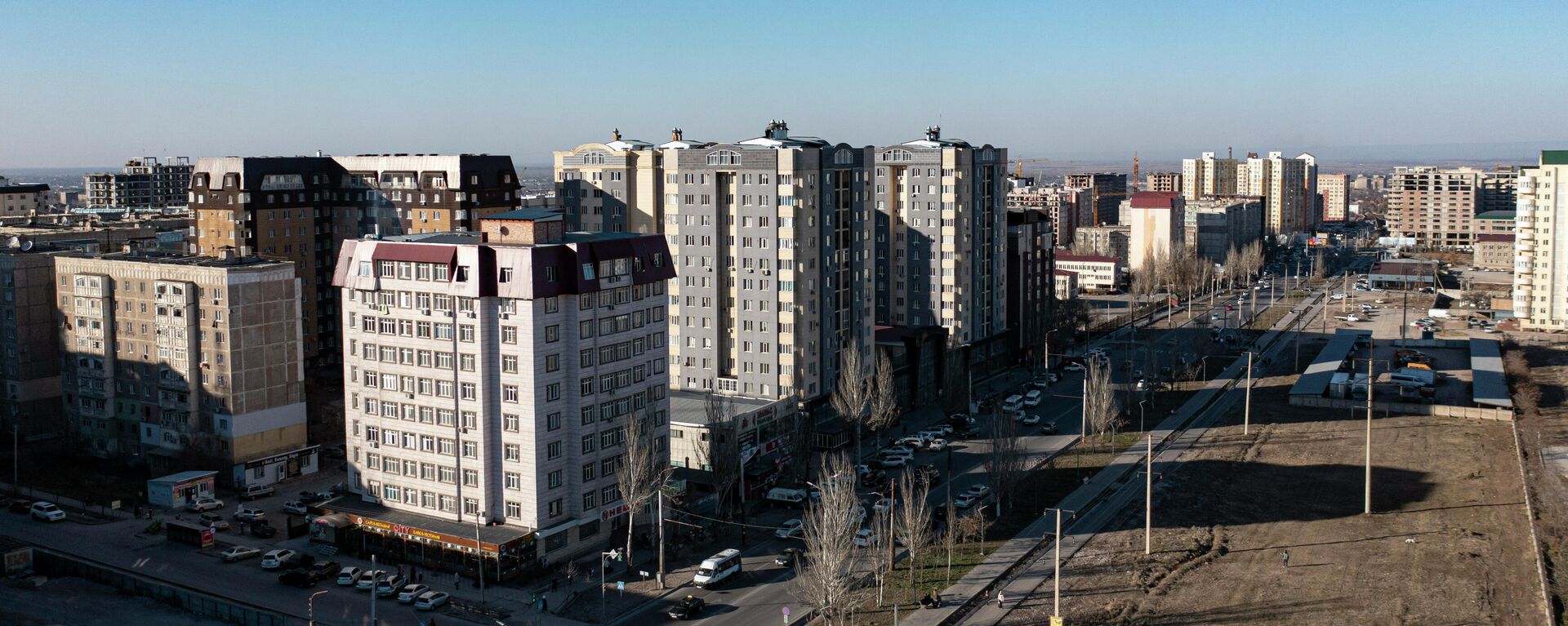 Вид на многоэтажные жилые дома в микрорайоне Бишкека. Архивное фото - Sputnik Кыргызстан, 1920, 01.03.2022
