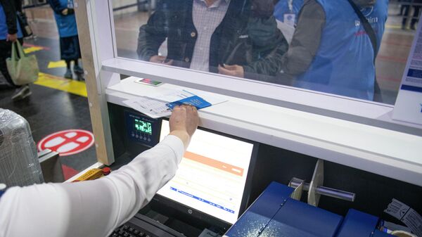 Пассажир на стойке регистрации в аэропорту Манас. Архивное фото - Sputnik Кыргызстан