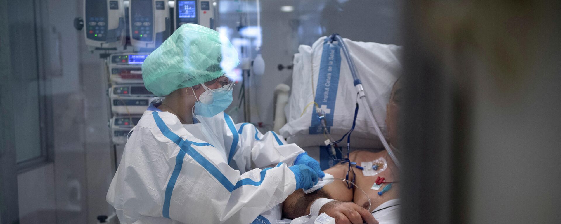 Медицинский работник оказывает помощь пациенту с COVID-19 в больнице - Sputnik Кыргызстан, 1920, 07.02.2022