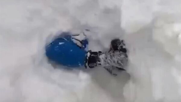 Лавина накрыла сноубордиста в горах Сочи, его друг снял это на видео - Sputnik Кыргызстан