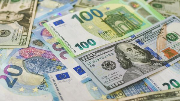 Денежные купюры евро и долларов США. Иллюстративное фото - Sputnik Кыргызстан