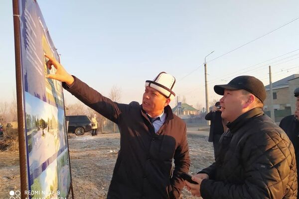 Аким Ленинского района Русланбек Тагаев осмотрел территорию, где планируют построить крупный сквер - Sputnik Кыргызстан