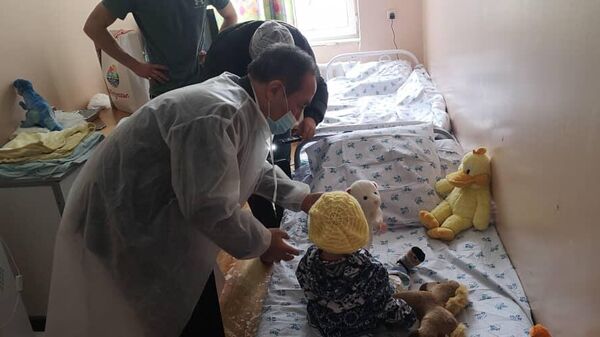Министр труда, социального обеспечения и миграции Кудайберген Базарбаев навестил в больнице двухлетнего мальчика, подвергшегося истязанию в Сокулукском районе - Sputnik Кыргызстан