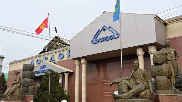 Главных вход рынка Дордой. Архивное фото - Sputnik Кыргызстан