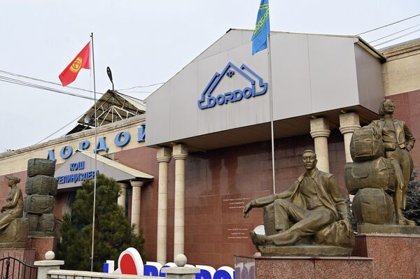Президент Садыр Жапаров сегодня посетил Ошский рынок и рынок &quot;Дордой&quot;, где обсудил с предпринимателями вопросы внедрения контрольно-кассовых машин (ККМ) и провел разъяснительные беседы - Sputnik Кыргызстан