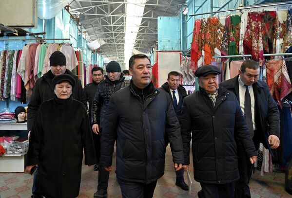 Президент Садыр Жапаров посетил Ошский рынок и рынок &quot;Дордой&quot;, где обсудил с предпринимателями вопросы внедрения контрольно-кассовых машин (ККМ)  - Sputnik Кыргызстан